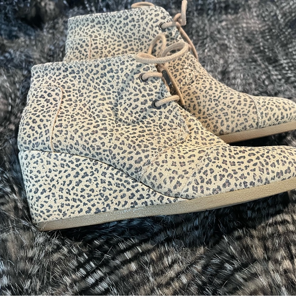 Toms cheetah wedges 7.5 NEW